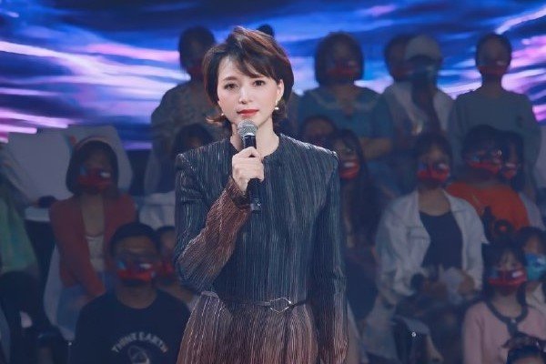 董卿渐变连衣裙造型出炉,这身装扮有给她的颜值加分吗?