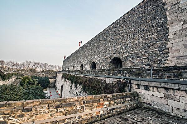 南京牢门东景区，游客为讨彩头不顾劝阻爬城墙，是否体现了愚昧无知？