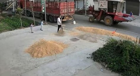 安徽一男孩被收割机撞倒,倒地翻滚躲过一劫,当时的情况有多惊险?