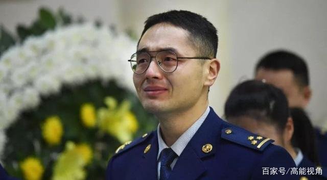 千人送别救火牺牲的消防战士,现场战友落泪,父母伤心欲绝,你怎么看?