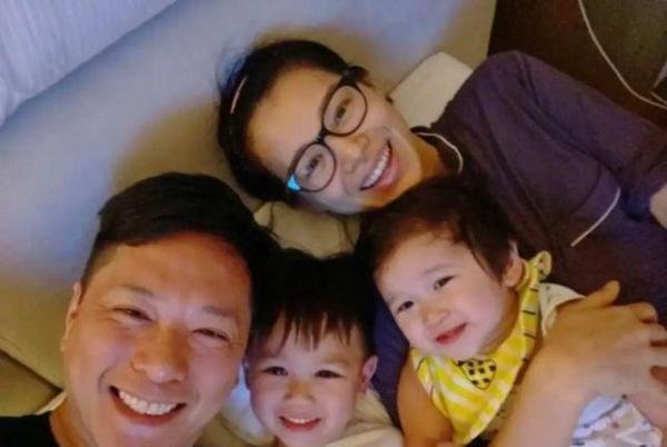 胡杏儿官宣三胎产子!并曝光儿子照片和名字,俩哥哥抚摸弟弟脸颊