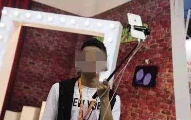 直播手抓眼镜蛇眼睛被喷毒液结果怎么样了？