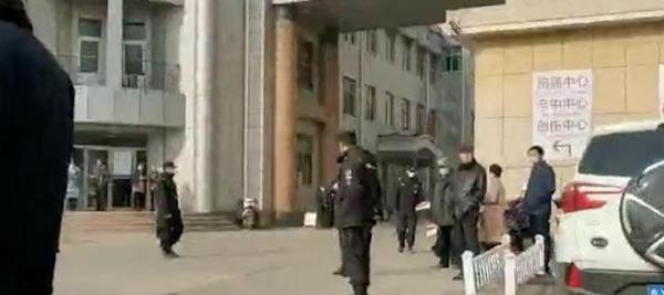 山东栖霞女记者医院采访起冲突受伤? 当事双方已消除误会