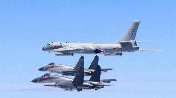 解放军做了两件事：围死台岛，轰-6飞越宫古海峡