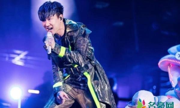 林俊杰演唱会中途呼吸困难 自曝觉得快中暑头晕目眩