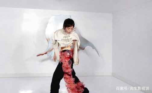 郭采洁穿各种彩色都市装画风清奇搞怪,你能接受这种美吗?