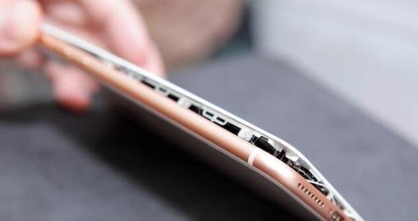 Iphone8又炸了，嘉兴妹子淡定浇水灭火