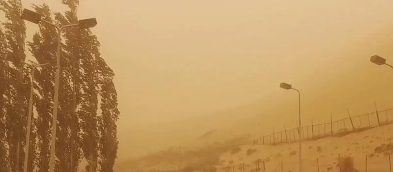实拍青海扬沙天气:汽车穿“沙墙”,这种天气下出行有何隐患?