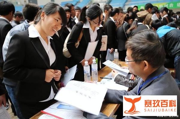 女大学生入职当天被怂恿整容,同事恶意诋毁,无奈辞职背上几万元债