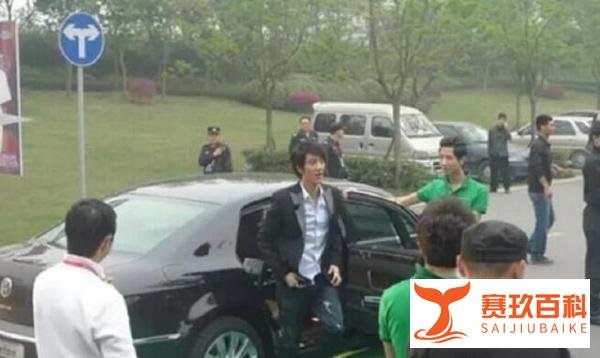 王力宏被解约,演唱会娃哈哈照喝,座驾暴露真实性情,活该他能火