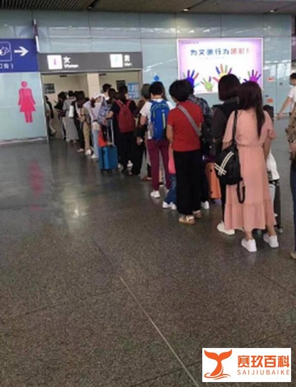 景区回应多名女子闯进男厕所方便:女性游客较多,会加强巡逻!