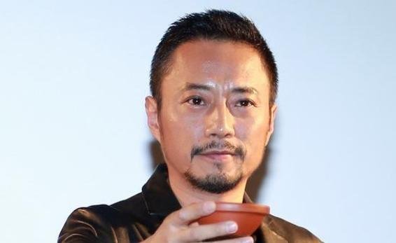 张涵予回应脸黑，幽默硬汉笑点翻倍，是古天乐羡慕的肤色了