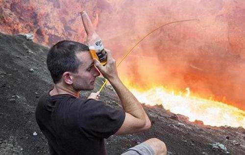 俄罗斯冒险者在喷发的火山烤香肠,你如何评价这种冒险行为?