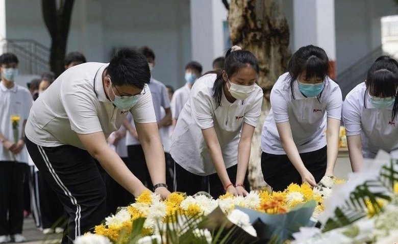 厦门一网民侮辱四名逝世院士专家被警方控制，应该受到怎样的处罚？