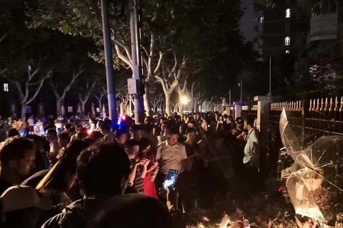 上海街头出现市民聚集聊天,这一幕让人恍若隔世,你多久没看到这一幕了?