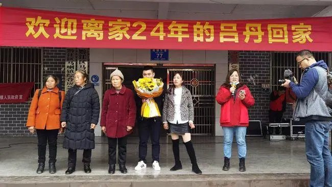 女儿失联24年,老母亲街头问路二人偶遇,重逢瞬间发生了什么?
