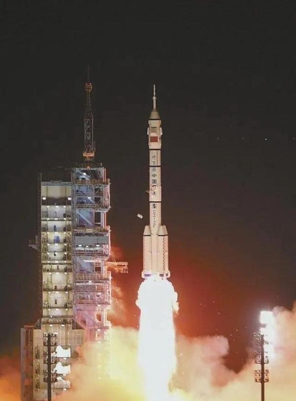 “圆梦乘组”飞向中国太空家园，神舟十五号载人飞船发射圆满成功