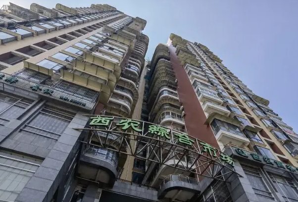 乐山男子坠楼砸中路人双双身亡,路人女儿发声,从中可以读出哪些信息?