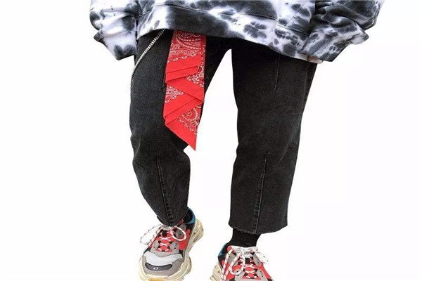 裤子上的方巾要怎么系才好看啊?