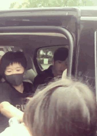 继王源被粉丝强扒车窗之后，肖战被粉丝强行卡门，大写的心疼