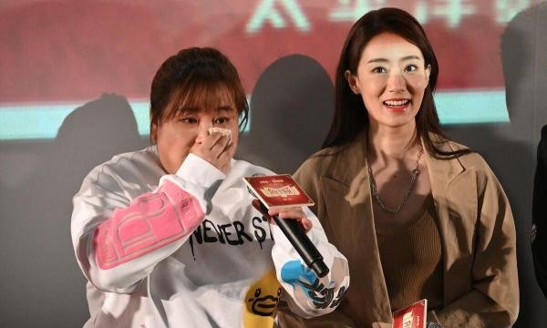 贾玲怒发微博替小斐抱不平“小演员命真贱”