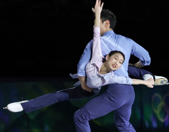 彭程、金杨亮相冰面,在繁花中携手演绎《异乡人》,这一场景有多浪漫?