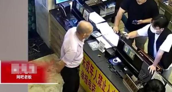 老人独自去网吧看长津湖边看边哭，这纪录片背后故事扎心