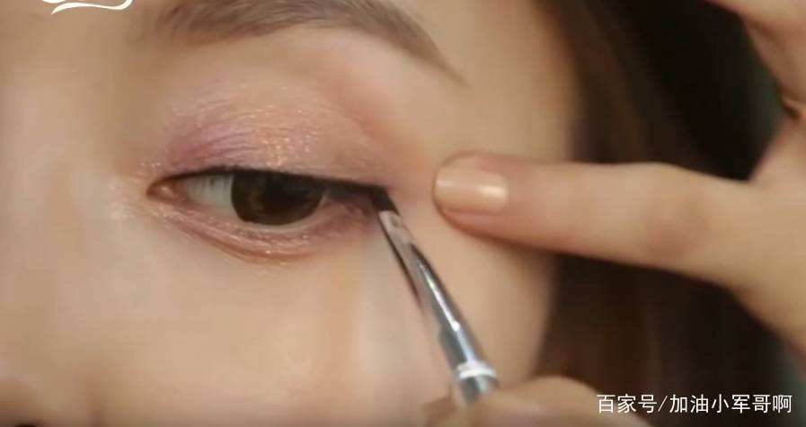 丹凤眼的女生应该怎样画眼线？画眼线可以修饰眼型吗？
