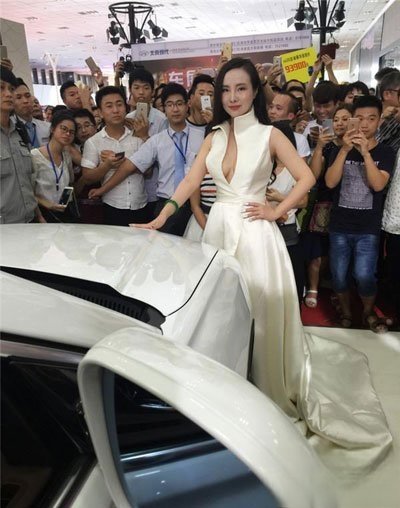 干露露被男粉丝强吻怎么回事 胸围是多少