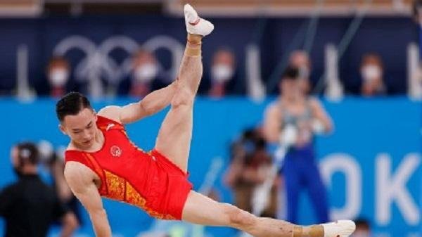 中国体操选手肖若腾因没向裁判致意被扣分,错失金牌