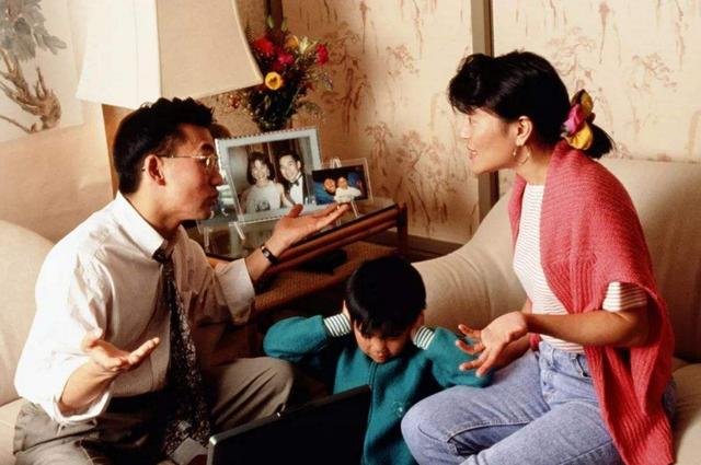 陕西父亲摔亡亲儿子引众怒,拍摄者竟是他妈,夫妻如此残忍该受什么刑罚?