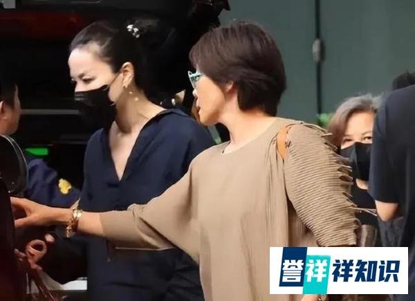 王菲出现：54岁穿深V上衣太性感，她和谢霆锋的打扮越来越像了