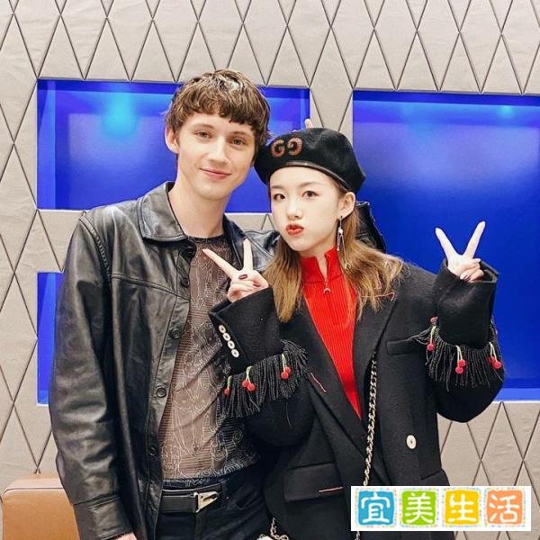 阿沁一字肩棉服要火了!合照友人表情搞怪,状态大好走出感情阴霾