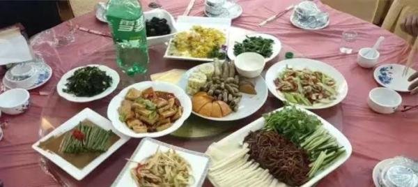 吃着吃着就哭了 婚宴一桌14道菜全是素菜