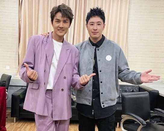 潘玮柏吴克群合影姿势上热搜,为何时隔8年仍没有变?
