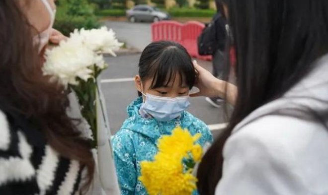 厦门一网民侮辱四名逝世院士专家被警方控制，应该受到怎样的处罚？