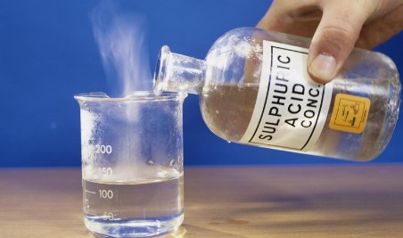 医院确认男生向女生泼洒的是硫酸,如何防范身边人的作案?