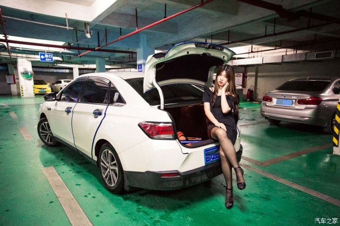 家有贤妻——媳妇当车模，启辰D60，丝袜，香车美女车库秀！！