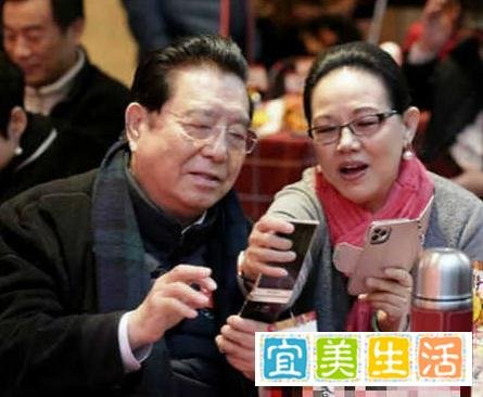 梦鸽与李双江聚餐，因太思念儿子，54岁皱纹明显老成了老太婆