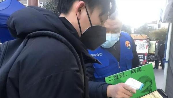 行程卡终于退休，网友关心健康码会不会跟着下线，看看官方怎么说