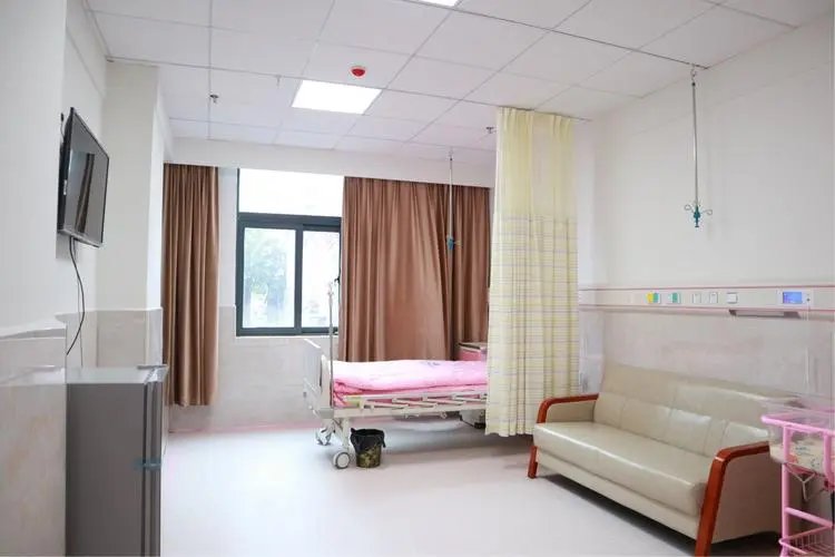 成都男子霸占产科沙发,多名孕妇站一旁,此事凸显出了哪些问题?