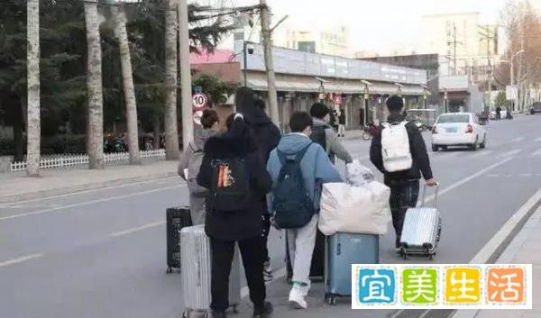 武汉大学拒绝提前放假，恢复线下教学，返乡等于挂科