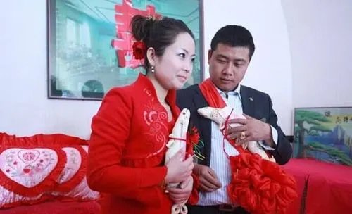 男子哭诉:做上门女婿7年,吃饭不能上桌!他为何做上门女婿?
