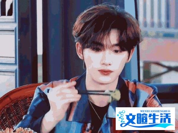丁程鑫演唱会上被曝恋爱,女友竟是北电同学林芊,两人旅游照曝光