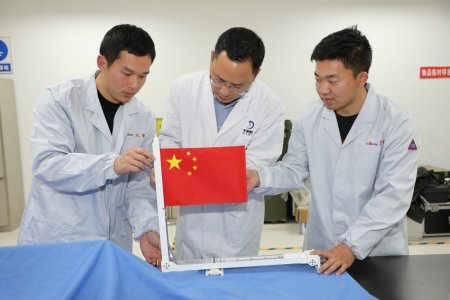 嫦娥五号携带的国旗有什么特别之处？美国登月插的国旗现状如何？