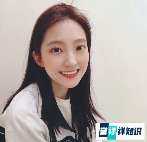 杨凯雯抢校服玩自拍,高中校花脸上线,赵琦君现身评论区撒狗粮