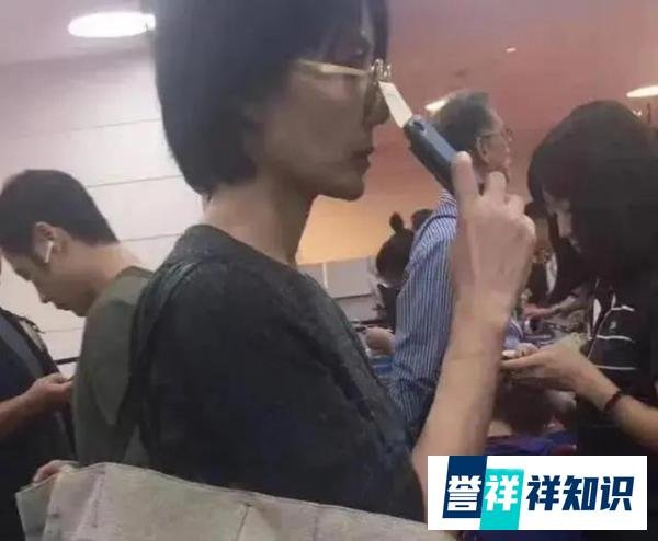 王菲出现:54岁穿深V上衣太性感,她和谢霆锋的打扮越来越像了