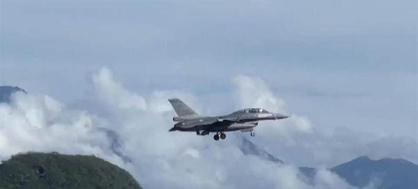 解放军做了两件事：围死台岛，轰-6飞越宫古海峡