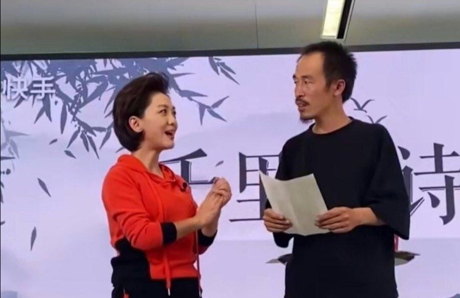 海霞和工地诗人的朗诵邀约实现了,网友对此有何评价?
