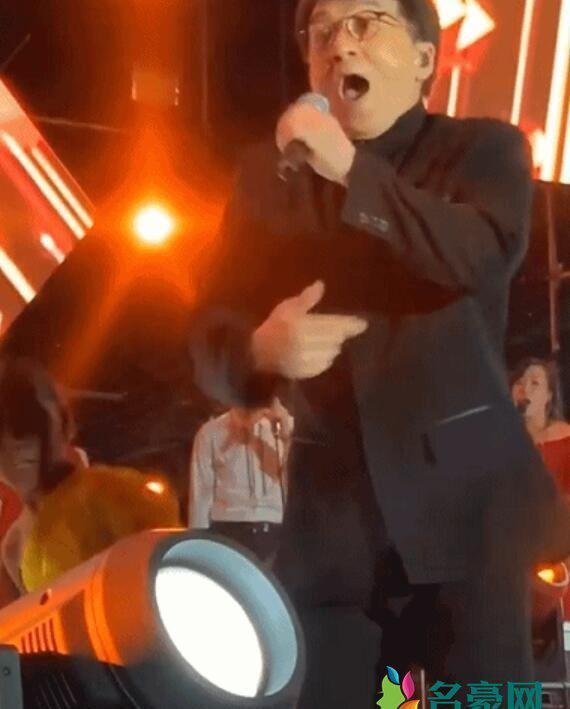 成龙演出遇小意外 被小武僧一脚踹到瞬间脸部扭曲